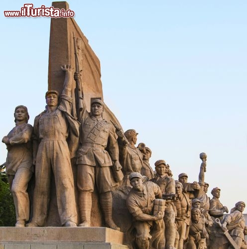 Immagine Monumento al comunismo in Piazza Tienanmem, Pechino - Tienanmen, la grande area nel cuore di Pechino, simbolo della nazione cinese, larga 880 metri da nord a sud e 500 da est a ovest, con i suoi 440 mila metri quadrati è la più grande piazza pubblica del mondo. Fra gli edifici ospitati vi sono la Grande Sala del Popolo, il museo nazionale di storia cinese, il mausoleo di Mao Tse-tung e il monumento al comunismo © Soon Wee hong / Shutterstock.com