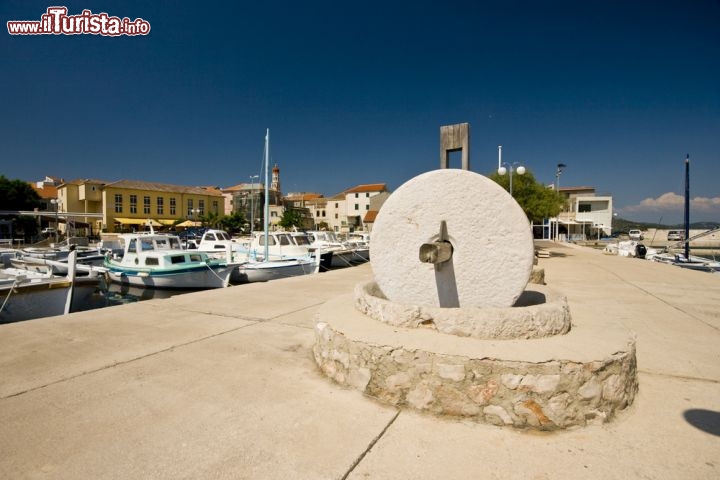 Immagine Monumento frantoio presso il villaggio di Betina, isola di Murter (Croazia). La Dalmazia, grazie al clima mediterraneo ha una ottima tradizione vinicola ed anche olearia, con numerose piante di ulivi che s'affiancono alle pinete ed alla macchia mediterranea - © lero / Shutterstock.com