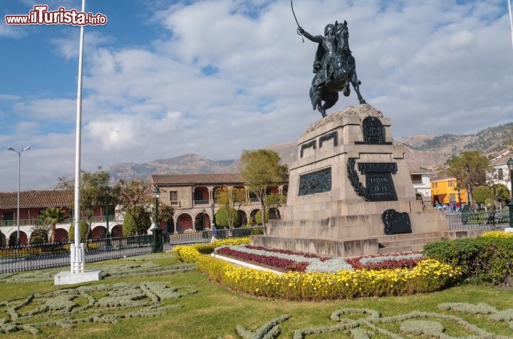 Immagine Il monumento al generale Antonio Jose de Sucre, Ayacucho - Il 9 Dicembre 1824 ad Ayacucho si svolse la storica battaglia per cui è conosciuta questa città del Perù. L'esercito di indipendentisti al comando del generale de Sucre riportò un'importante vittoria sui filospagnoli di José de la Serna con la quale il paese ottenne l'indipendenza dal secolare dominio della Spagna. In Plaza de Armas, nota anche come Plaza Mayor de Huamanga, sorge il monumento equestre eretto in onore al grande condottiero de Sucre che contribuù alla liberazione del paese dal giogo straniero © Christian Vinces / Shutterstock.com