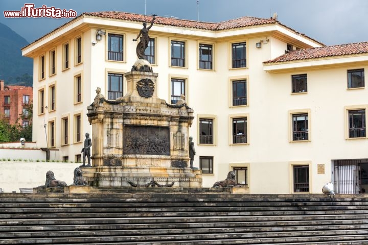 Immagine Monumento dedicato al Generale de Sucre, nel centro di Bogotà in Bolivia - © Jess Kraft / Shutterstock.com