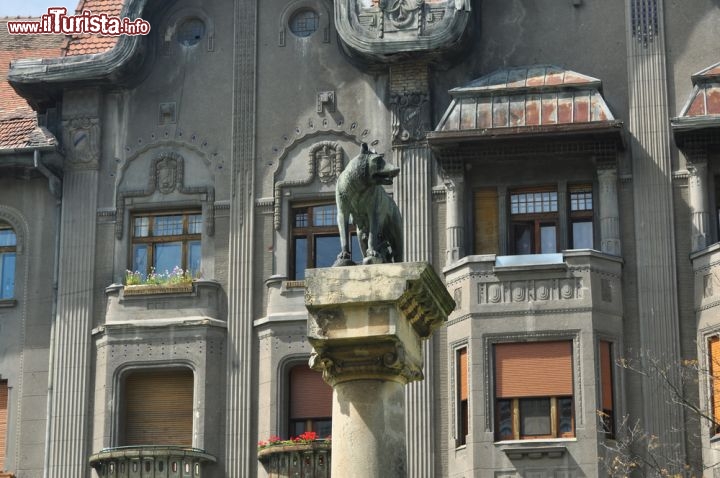 Immagine Il monumento in piazza della Rivoluzione a Timisoara  - © tony4urban / Shutterstock.com