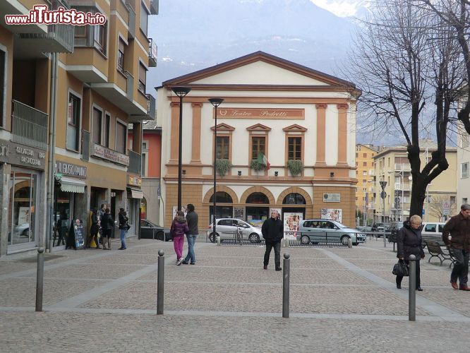 Immagine Il Teatro Pedretti di Morbegno, oggi convertito in cinema - © BARA1994 - CC BY-SA 3.0 - Wikipedia