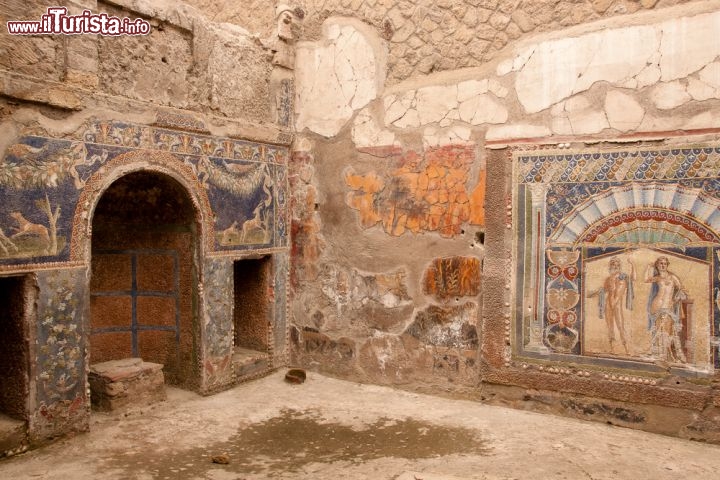Immagine Mosaici Ercolano: la Casa del Nettuno e di Anfitrite, una delle meglio conservate della città sotto al Vesuvio, vicino a Pompei - © Isabella Pfenninger / Shutterstock.com