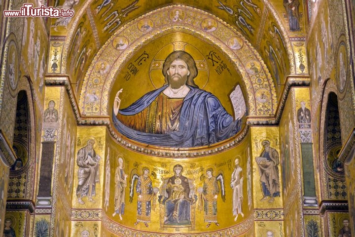 Immagine Lo spettacolare mosaico nell'abside del Duomo di Monreale in Sicilia. Venne eseguito da un gruppo di artisti bizantini chiamati dal Guglielmo II. In totale i mosaici della chiesa si sviluppano su di una superficie di oltre 7500 metri quadrati  - © perspectivestock / Shutterstock.com