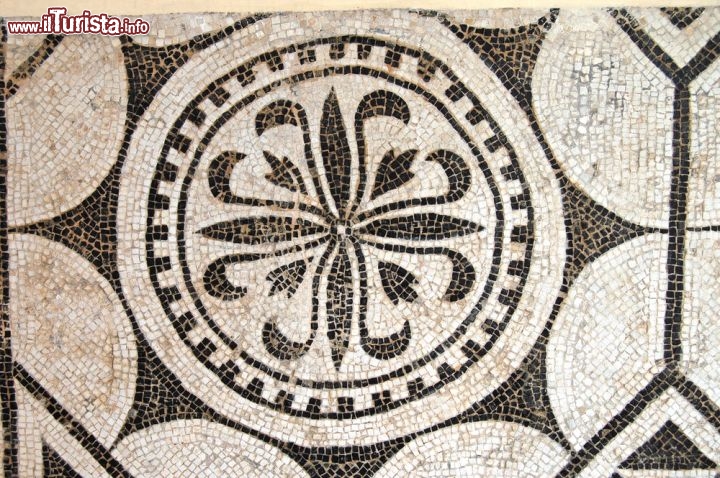 Immagine Un mosaico romano che raffigura un fiore: siamo a El Jem in Tunisia - © Franco Volpato / Shutterstock.com