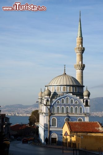 Immagine Moschea Blu a izmir (Turchia) una delle città più importanti dell'ex impero ottomano, anche conosciuta con il nome di Smirne - © Marco Tomasini / Shutterstock.com