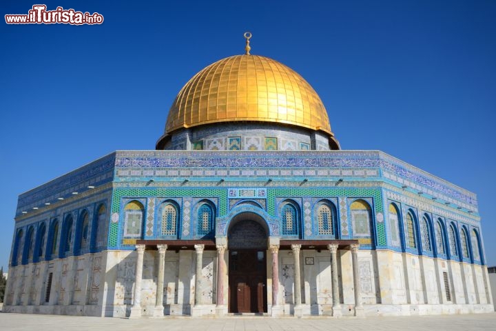 Immagine La moschea islamica della Cupola della Roccia è tra i siti più importanti di Gerusalemme, realizzata in età omayyade sul luogo in cui, secondo il Corano, Maometto ascese vivo al Cielo per grazia divina. Fu completata nel 691 da artisti bizantini, e per alcuni studiosi si tratta del tempio islamico più antico del mondo preservatosi sino ad oggi. La sua cupola dorata sovrasta tutte le altre costruzioni di Gerusalemme - © SeanPavonePhoto / Shutterstock.com