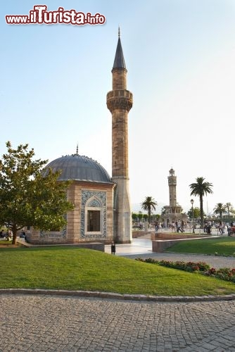 Immagine Una Moschea ad Izmir: sullo sfondo la Torre Orologio di Smirne (Turchia) - © GONUL KOKAL / Shutterstock.com