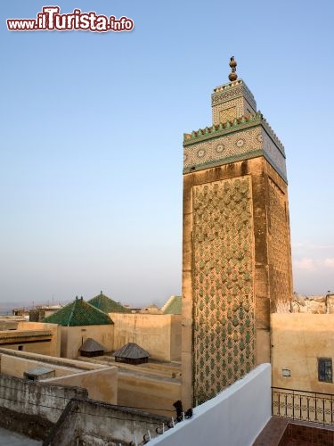 Immagine la Moschea Kairaouine, con il suo grande minareto: ci troviamo nella Medina di Fes in Marocco - © Freeshot / Shutterstock.com