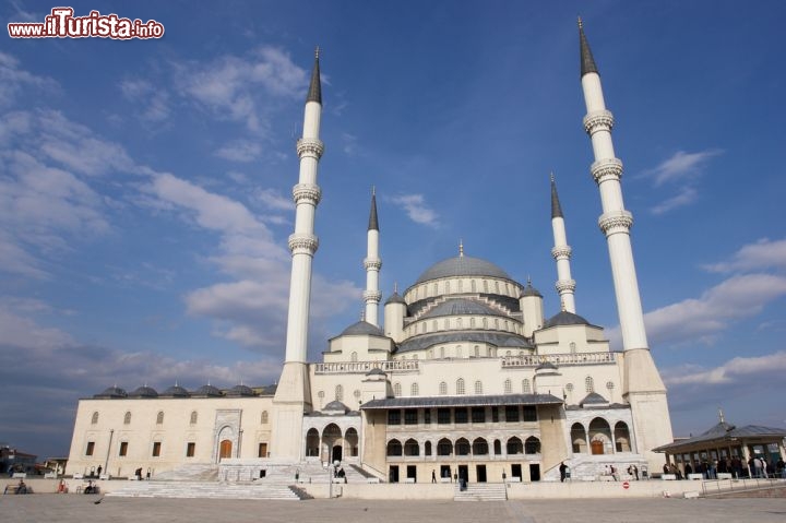 Immagine Moschea Kocatepe: è il grande edificio religioso di Ankara in Turchia, nonchè una delle moschee più ampie del mondo - © Orhan Cam / Shutterstock.com