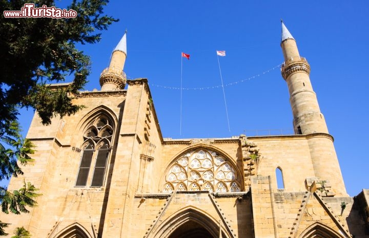 Immagine La moschea di Selimiye si trova a Nicosia nord, nell'siola di Cipro, la dove la Turchia si è insediata illegalmente nel lontano 1974 - © Andriy Markov / Shutterstock.com