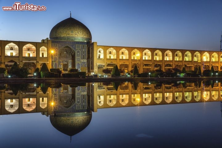 Immagine La splendida moschea Sheikh Lotf Allah nella città di Isfahan in Iran - © takawildcats / Shutterstock.com