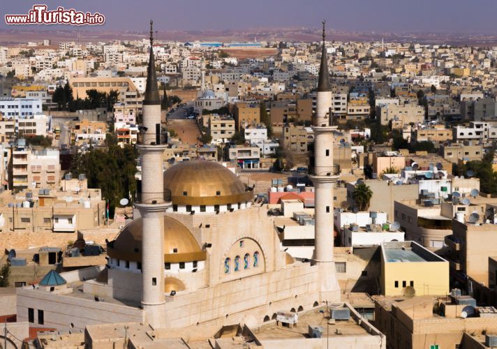 Immagine Moschea nel centro di Madaba, la città della Giordania a sud della capitale Amman, lungo la cosiddetta Strada dei Re - © Ralf Siemieniec / Shutterstock.com