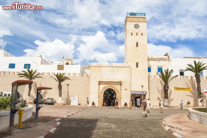 Immagine Mura della città di Essaouira, Marocco - Nel 1764 Muhammad III° del Marocco decise di trasformare la vecchia Mogador in una base navale fortificata: chiamò così l'architetto militare francese Théodore Cornut per ridisegnare la città. Il risultato fu un moderno centro con un ampio viale a portici e vie trasversali dritte, il tutto racchiuso da una possente cinta muraria © Philip Lange / Shutterstock.com