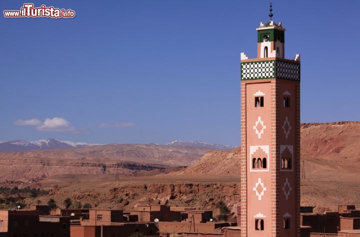 Immagine Moschea del villaggio di Ait Benhaddou, in Marocco. Si trova nella parte "nuova", sperata da un corso d'acqua dalla Kasbah fortificata, patrimonio UNESCO - © John Copland / Shutterstock.com