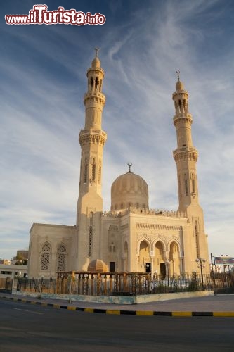 Immagine Aldahaaar, la moschea principale di Hurghada, in Egitto, con i due imponenti minareti - © Jaka Zvan / Shutterstock.com