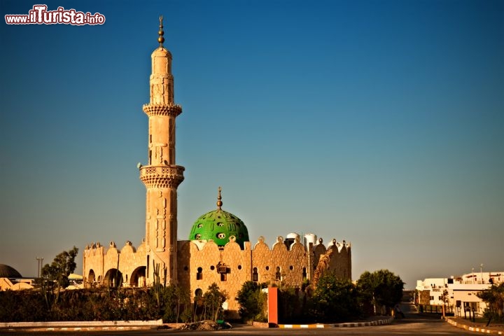 Immagine Moschea al tramonto ad Hurghada. Siamo in Egitto, lungo la costa nord-occidentale del Mar Rosso - © Nataliya Hora / Shutterstock.com