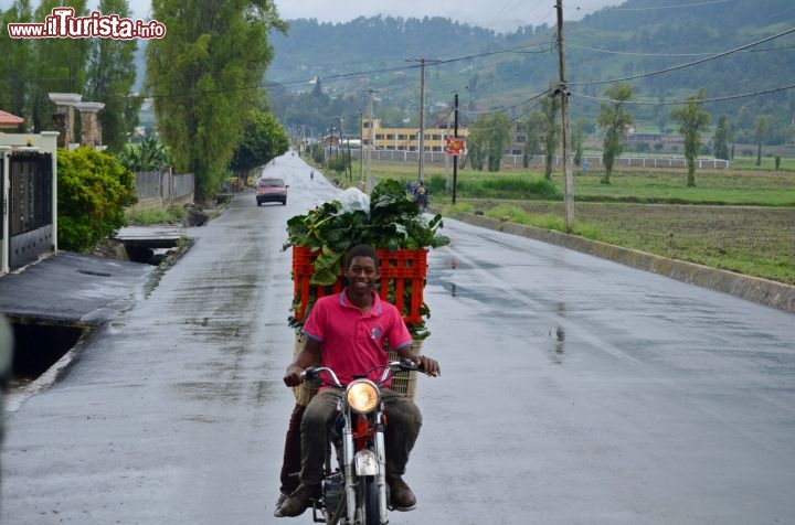 Immagine Motociclista trasporta raccolto: si noti il clima umido di Constanza nella Repubblica Dominicana. Da maggio a novembre sono possibili precipitazioni, che vengono favorite dalle alte montagne della regione.