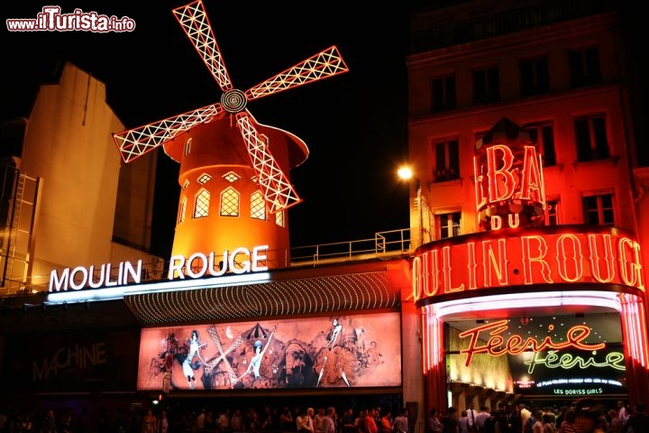 Immagine Moulin Rouge a Parigi, il tempio della vita notturna in Francia - © Soare Cecilia Corina / Shutterstock.com