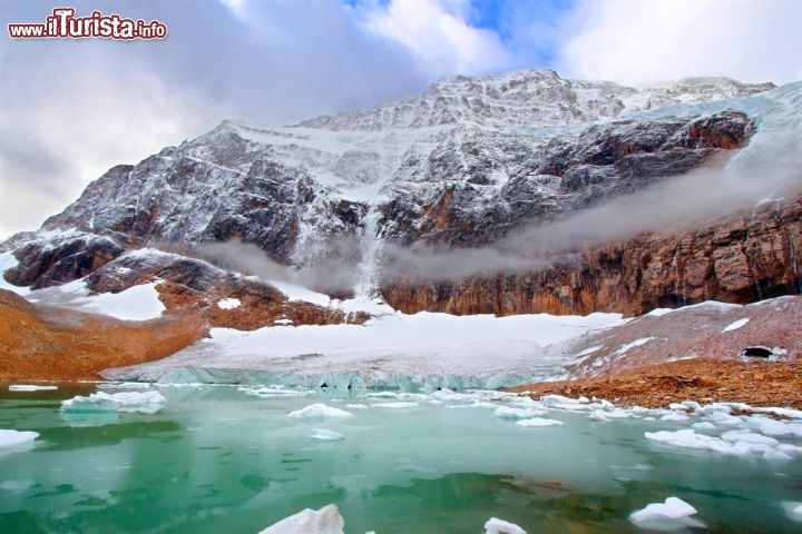 Immagine Il monte Edith Cavell, nel Parco nazionale di Jasper, fa parte delle Montagne Rocciose Canadesi ed è incorniciato dai fiumi Athabasca e Astoria. E' un colosso di 3.363 metri - © Jason Patrick Ross / Shutterstock.com
