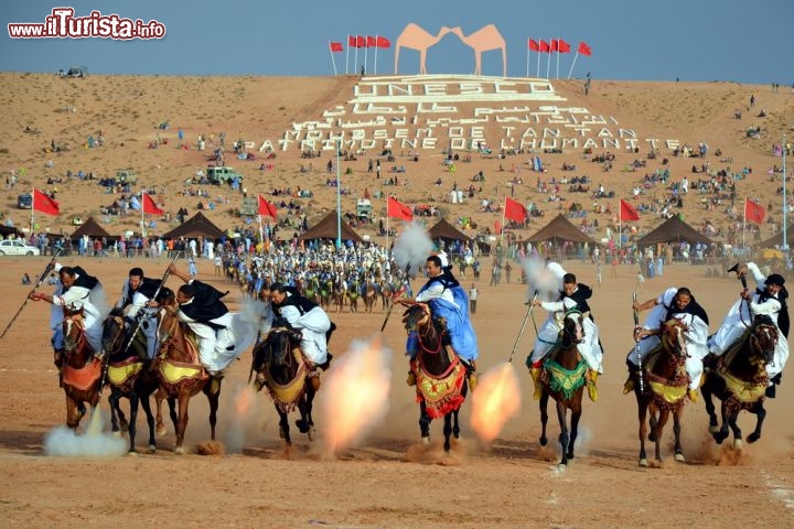 Immagine Una carica di cavalieri con fucile, in occasione del celebre Moussem Festival a Tan Tan, nel Marocco, una tradizione Patrimonio dell'Umanità dell'UNESCO - © Максим Массалитин (Maxim Massalitin) - Flickr. CC BY-SA 2.0 - Wikimedia Commons