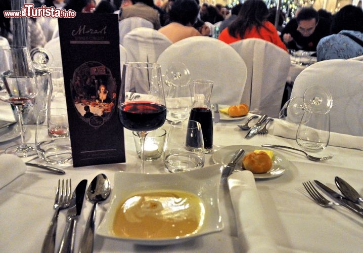 Immagine Menù gastronomico al Mozart Dinner, Salisburgo - Non soltanto si fregia del titolo di ristorante più antico d'Europa (e sicuramente fra quelli del mondo) ma offre anche delle squisite cene con musica classica per far rivivere ai fortunati commensali le atmosfere del 18° secolo. Cosa si può assaporare al St. Peter Stiftskeller? Tanto per iniziare zuppa di piselli con crostini imburrati, guanciale di manzo cotto nel vino rosso e timo, purea di patate e un prelibato strudel di mele con mandorle e salsa di vaniglia.