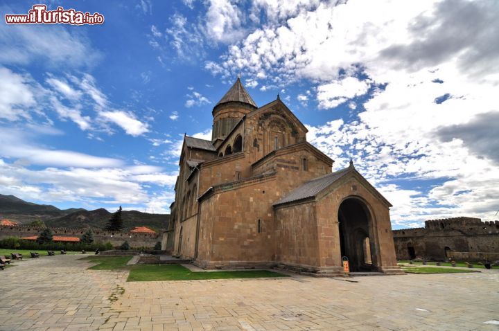 Immagine Mtskheta, la Cattedrale di Svetitskhoveli in Georgia che secondo la tradizione conserva la tunica che indossava Gesù durante la Passione.