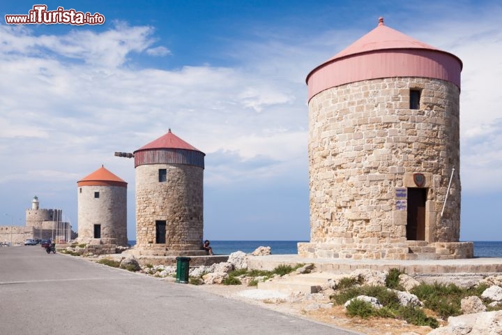 Immagine Mulini a vento nell'Isola di Rodi, Grecia - Il porto di Mandraki, con la sua antichissima storia, ospita anche tre mulini a vento divenuti una delle attrazioni turistiche più visitate durante il tour alla scoperta del capoluogo dell'isola © Birute Vijeikien / Shutterstock.com