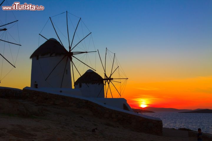 Immagine Mulini a vento a Mykonos al tramonto: s'incendia il cielo delle Cicladi e della Grecia - © Vasilis Barbounakis / Shutterstock.com