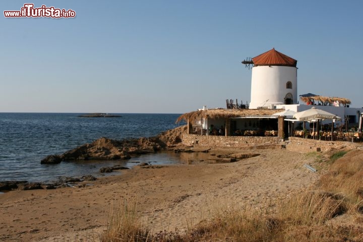 Immagine Un mulino a vento, in declino, sull'isola di  Skyros. Le coste di Skiros sono battute dal vento nord-orientale chiamato Meltemi, che spira con costanza per gran parte dell'anno. Questa caratteristica meteorologica giustifica la presenza di vari mulini a vento nell'arcipelago delle Sporadi in Grecia - © Fenia / Shutterstock.com