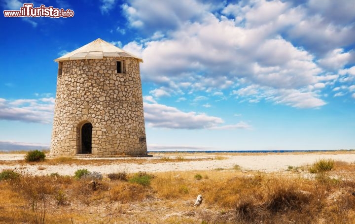 Immagine Mulino a vento a Gyra a Lefkada, Grecia - Questi graziosi mulini a vento sono un elemento architettonico costante del territorio greco delle isole Ionie © Mila Atkovska / Shutterstock.com