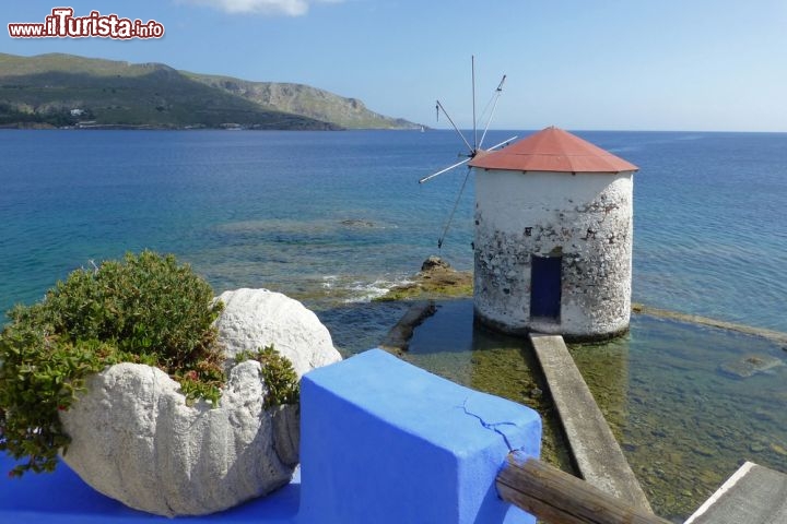 Immagine Uno dei mulini a vento di Leros, Dodecaneso. Luogo ideale per chi cerca l'autenticità delle isole greche, Leros è una delle nuove frontiere turistiche del Mar Egeo: grazie alla bellezza dei suoi paesaggi offre scenari suggestivi con lingue di sabbia bianca, colline verdeggianti e mulini a vento che da sempre caratterizzano l'architettura di quest'isola - © dedi57 / Shutterstock.com