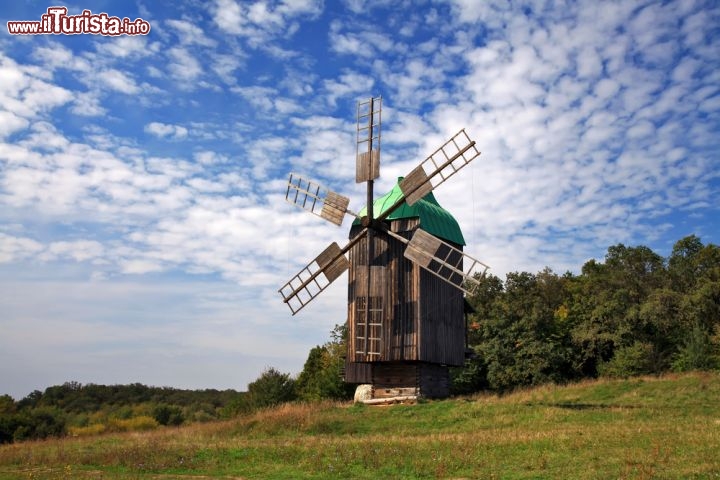 Immagine Mulino a vento alla periferia di Rotterdam nei Paesi Bassi. Siamo nella provincia dello Zuid Holland - © Anton Petrus/ Shutterstock.com