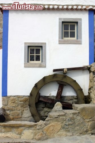 Immagine Mulino ad acqua: sono tipici della regione di Azenhas do Mar, che si trova vicino a Sintra, in Portogallo - © Craig Hanson / shutterstock.com