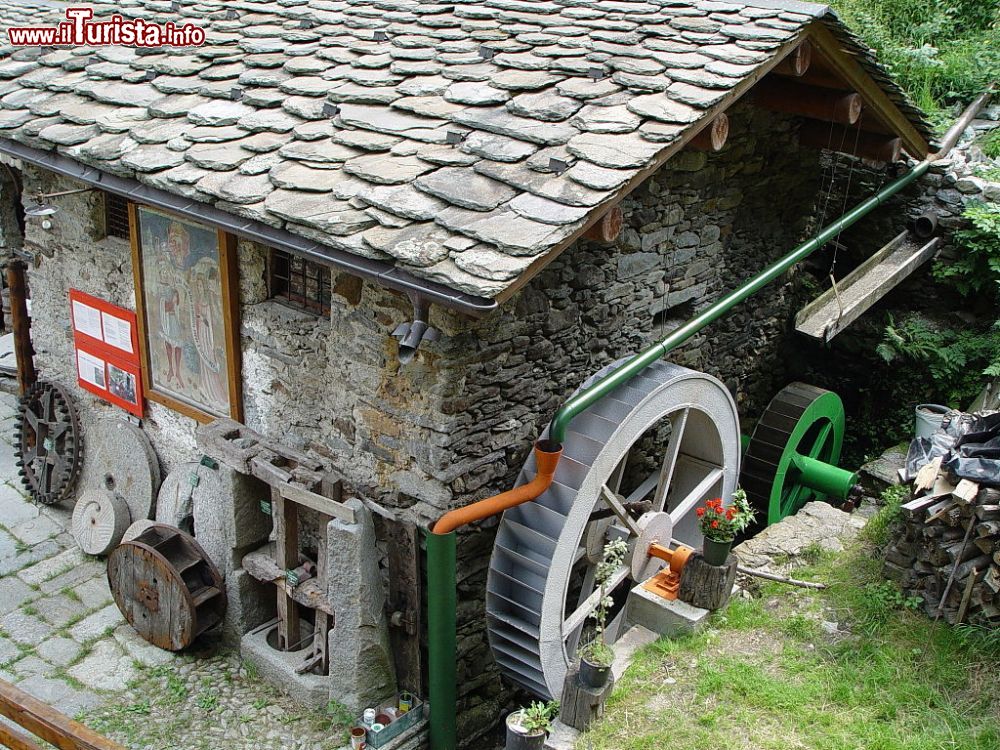 Immagine Le ruote del Mulino del dosso a Rasura in Lombardia - © Vansera, CC BY-SA 3.0, Wikipedia