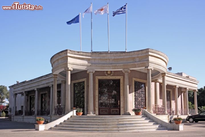 Immagine Il Municipio di Nicosia, nella parte non occupata di Cipro. La capitale è infatti divisa in due parti (unica capitale divisa al mondo, dopo la caduta del muro di Berlino) dal 1974, quando la parte nord dell'isola di Cipro venne occupata militarmente, ed in modo illegale, dall'esercito turco - © Georgios Alexandrisv / Shutterstock.com