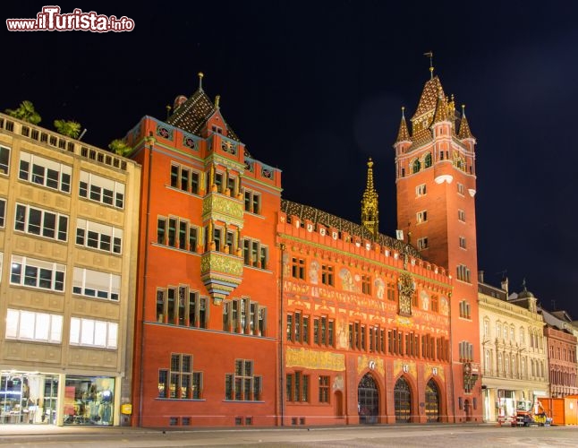 Immagine Municipio di Basilea by night - Suggestivo di giorno quanto di sera, il Rathaus di Basilea merita di essere ammirato anche quando calano le luci del sole. La sua facciata in mattoni rossi impreziosita da affreschi e decorazioni non delude neppure alla sera quando l'atmosfera che circonda questo edificio diventa ancora più coinvolgente © Leonid Andronov / shutterstock.com