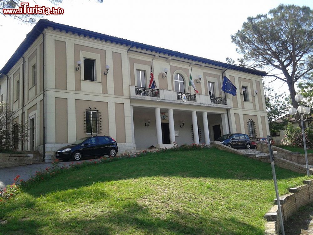 Immagine Il Municipio in centro a Civitella Roveto in Abruzzo - © Marica Massaro, CC BY-SA 4.0, Wikipedia