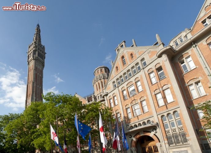 Immagine Il Municipio di Lille, Francia. Costruito fra il 1924 e il 1932 in stile Art Decò da Emile Dubuisson in sostituzione di quello distrutto durante la prima guerra mondiale, l'Hotel de Ville della città è completato dalla torre civica alta 104 metri, uno dei simboli di Lille - © Perig / Shutterstock.com