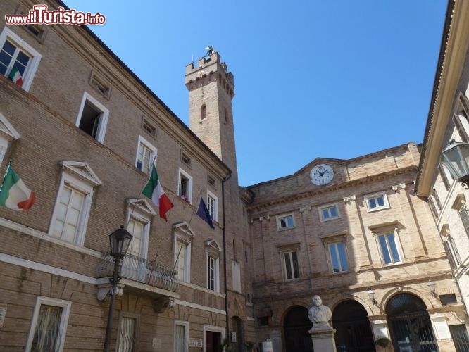 Immagine Municipio di Loreto e Piazza Garibaldi