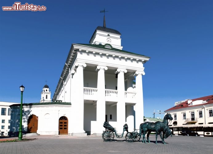 Immagine Minsk, Bielorussia: il palazzo bianco del Municipio si trova in Piazza della Libertà. La versione attuale, del 2003, è una replica del palazzo originale che fu abbattuto nel 1857, e ospita una mostra permanente sulla storia della città. In epoca medievale la piazza era il Mercato Alto, dove si svolgeva buona parte della  vita cittadina. Vi si trovano anche la Chiesa di Santo Spirito, altre chiese e altri palazzi in stile classicista e barocco - © MrVitkin / Shutterstock.com