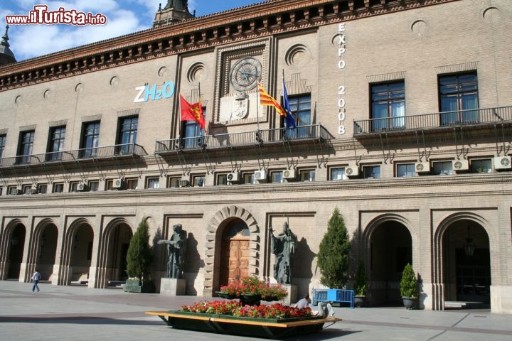 Immagine Il Palazzo Municipale di Saragozza sorge nel centro della città, nella Plaza Mayor, ed è un bell'esempio di architettura del primo Novecento di ispirazione neoclassica, riccamente decorata - © Solodovnikova Elena / Shutterstock.com