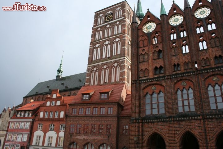 Immagine Municipio gotico di Stralsund è un particolare palazzo in mattoni rossi, fiore all'occhiello dell'architettura del Meclemburgo Pomerania, in  Germania - © Farida Doctor-Widera / Shutterstock.com