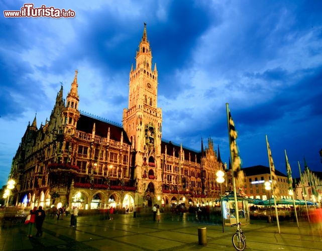 Immagine Vista notturna della Nueen Rathaus sulla Marienplatz di monaco di Baviera. Il Municipio Nuovo venne costruito nel XIX secolo in stile neogotico olandese, e possiede sulla torre un famoso orologio mosso da un gigantesco carillon - © gary718 / Shutterstock.com