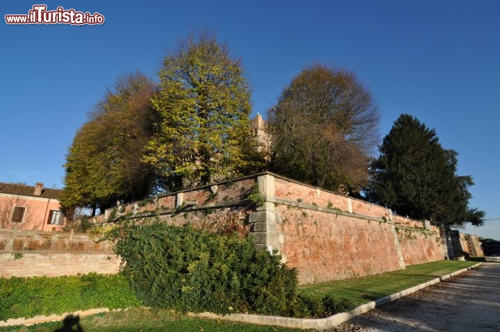 Immagine Mura esterne de Castello Bevilacqua: si noti in alto il  giardino Pensile, il secondo più vasto d'Europa