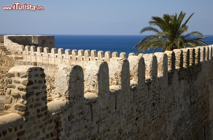 Immagine Le mura del grande Forte Bizantino di Kelibia in Tunisia. Con la sua posizione rilazata domina questo tratto di costa del Mediterraneo - © Valery Kraynov / Shutterstock.com