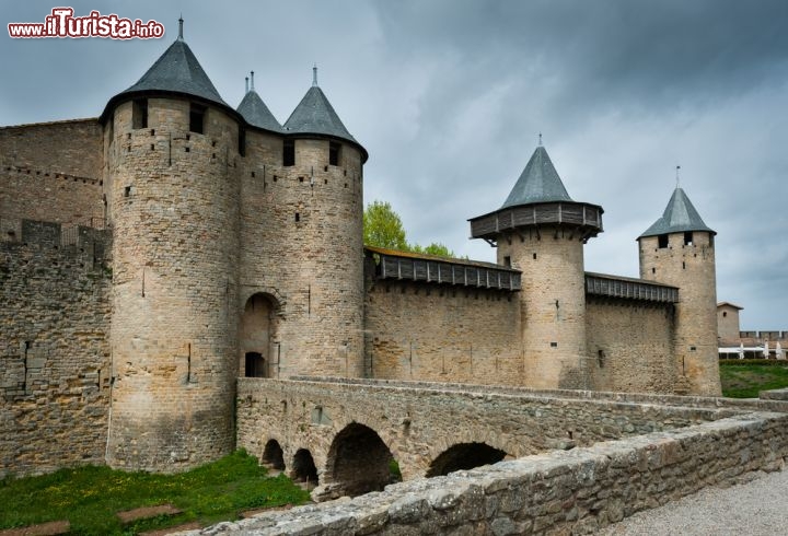 Immagine Mura della cittadella di Carcassonne, il famoso borgo con castello del sud della Francia  - © Demid Borodin / Shutterstock.com
