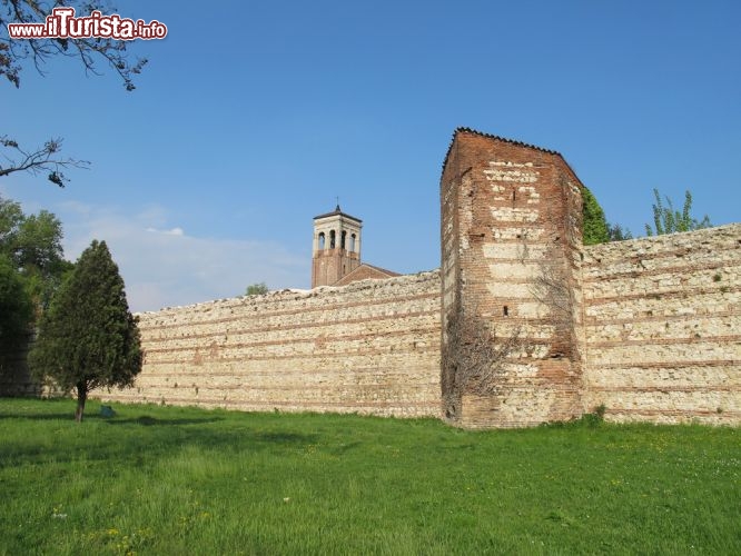 Immagine Le mura di Vicenza abbracciano la città sin dall'età romana, e nel XIII secolo vennero rinforzate con l'aggiunta di due castelli, il Castello Tealdo a est e quello di Porta Feliciana a ovest. Nella foto, al di là delle fortificazioni, si scorge il campanile della chiesa di San Rocco - © federicofoto / Shutterstock.com