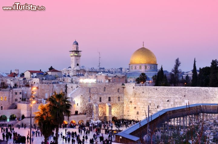 Immagine Il Muro Occidentale di Gerusalemme (Israele), meglio conosciuto come Muro del Pianto, è ciò che resta del Tempio costruito da Salomone, re di Giudea, e per questo è il luogo sacro per eccellenza agli ebrei. Ma anche i musulmani riconoscono Salomone come loro profeta, e pensano che Maometto, nel 620, sia giunto a Gerusalemme su un cavallo alato e lo abbia legato proprio vicino a questo muro - © SeanPavonePhoto / Shutterstock.com