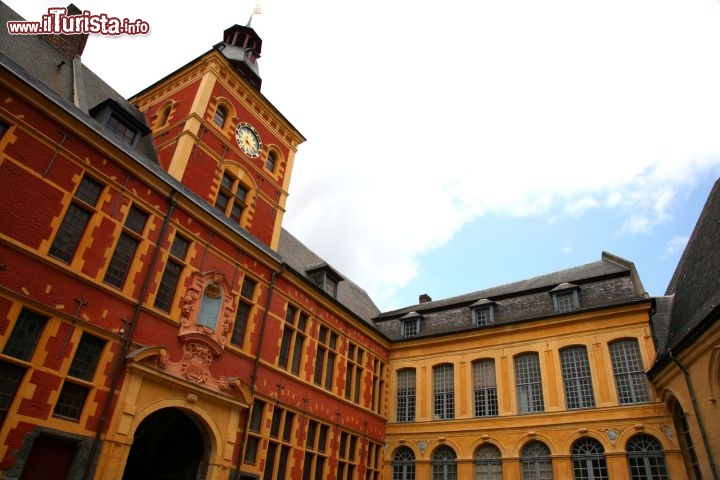 Immagine Museo Hospice Comtesse a Lille, Francia. Situato nel cuore storico della città, al confine con il corso del fiume Deule e il porto, questo museo rimane una delle ultime testimonianze del potere dei conti di Fiandra. A volere questa struttura fu nel 1237 la contessa Jeanne de Flandre - OT Lille / © maxime dufour photographies